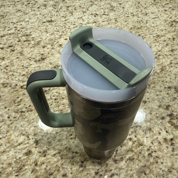 Stanley Green Camouflage Tumbler with Handle - Picture 3 of 3